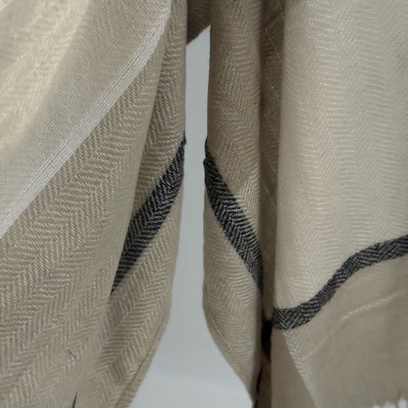 Three Dots Women's Fringe Detail Cashmere Blend Wrap Shawl Poncho nwt - Picture 5 of 5